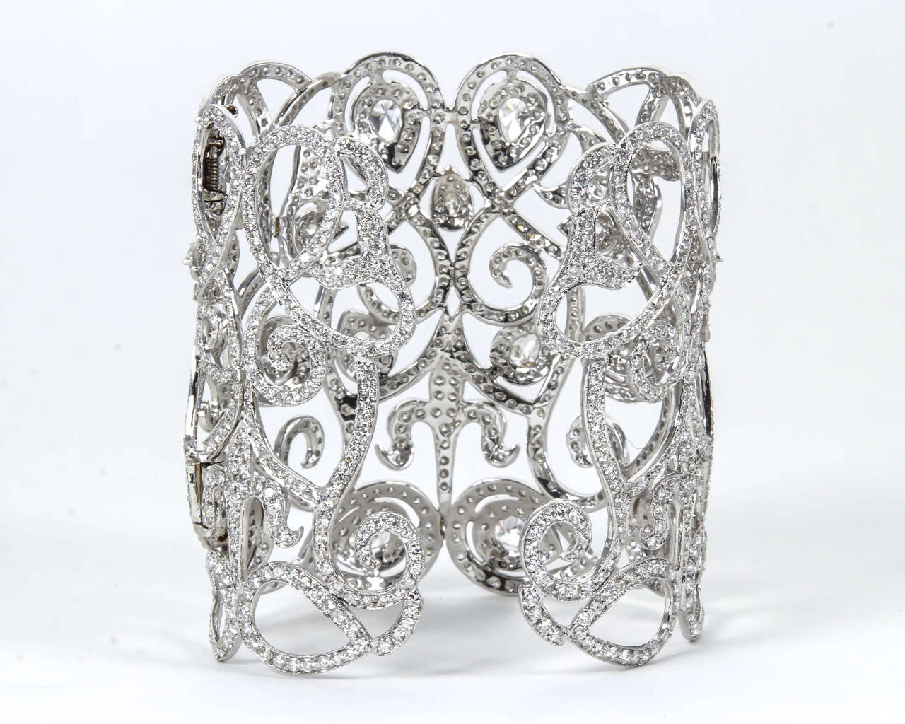 Magnifique bracelet manchette à larges diamants Pour femmes en vente